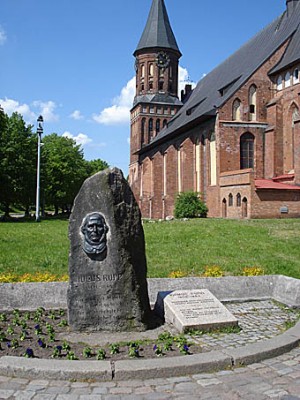 Надгробие Юлиусу Руппу у Кафедрального собора. Калининград