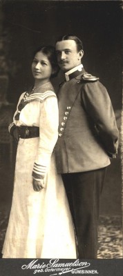 Сержант уланского полка графа цу Дона (Восточно-прусского) №8 с супругой..jpeg