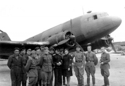 1946 год. Кёнигсбергский аэропорт. Работники аэропорта у самолета Ли-2, выполняющего рейс Москва-Кёнигсберг-Берлин.