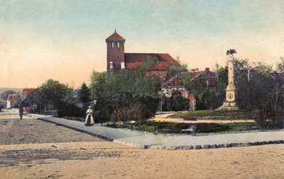 Zinten_Kriegerdenkmal_und_Evangelische_Kirche_1900.jpg