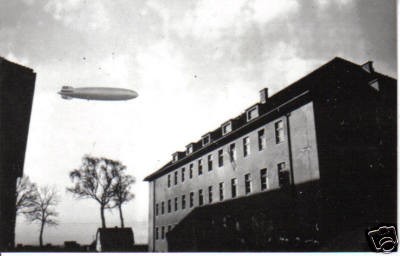 Zeppelin ueber Kaserne Flak-Rgt 11 Kenigsberg.JPG