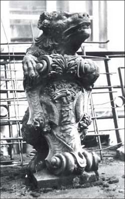 герб Кнайпхофа на скульптуре