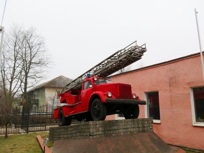 Пожарная автолестница на базе ГАЗ-51 Возле пожарной части на ул. Бассейной