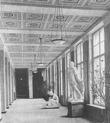 Скульптуры «Нимфа после купания» и «Король Фридрих I» в холле нового<br />здания Кёнигсбергской академии искусств. Фото 1919 года.