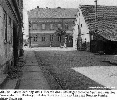 Характерный орнамент над окнами второго этажа позволит легко узнавать <br />Kreishaus на других снимках . ( Здание справа будет снесено в конце 30-х,<br />начале 40-х годов ) .