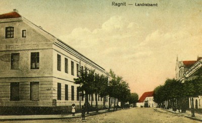 Слева здание Kreishaus , о котором говорилось подробно на прошлой неделе ,<br />но сегодня нас интересуют здания на правой части снимка .