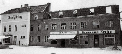 Здание 4 ( см схему) в стадии реконструкции .<br />Papierhaus Kreide выходил прямо на Шлосс плац .