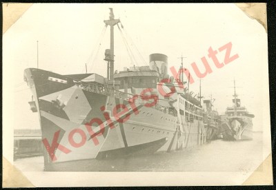Truppentransporter in Kriegstarnung Hafen Pillau 1941.jpg