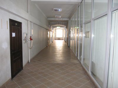 Осовремененные коридоры и аудитории корпуса