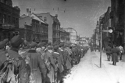 german-POW-street-insterburg-april-1945.jpg