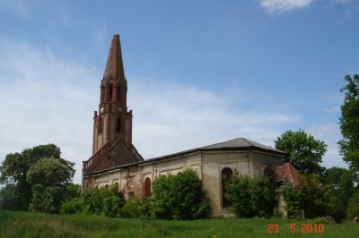 1704 – 1708 – построено массивное здание церкви без башни, башня достроена в 1881 – 1884 годах.