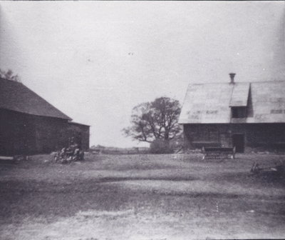 Landkeim Kr. Samland, Gutshof, rechts Jungviehstall, links Scheune  1943.jpg