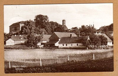 Ragnit-Ostpreusen-Bauernhauser-mit-Schloss-1926.JPG