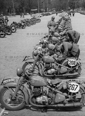 Motorräder bei der Ostpreußenfahrt. Erich-Koch-Platz in Königsberg. 6. Mai 1936..jpg