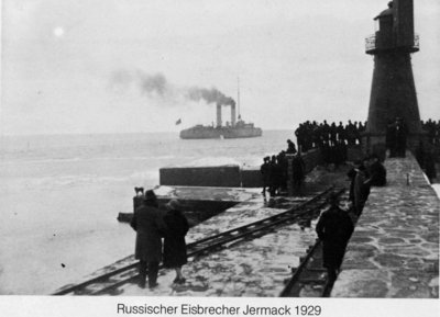 Советский ледокол «Ермак» пришел в Пиллау, чтобы освободить из ледового плена 32 корабля. 08 апреля 1929 года.
