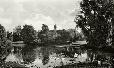 Кёнигсберг. Пруд в ботаническом саду, вид на кирху Герцога Альбрехта в Марауненхофе (Новую Трагхаймскую), ок. 1930 года.jpg