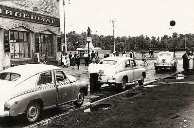 Центральный универмаг и площадь Победы  Фото 1950-х годов.jpg