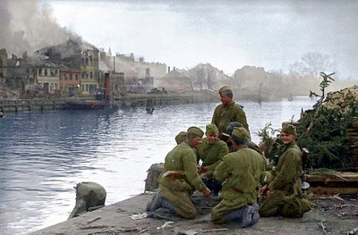 Советские солдаты на набережной в Пиллау (г. Балтийск)..jpg