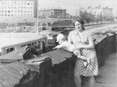 Автор фото В.Мелкий с мамой в 1967 году.