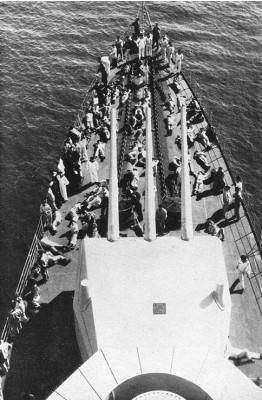 Крейсер ''Кенигсберг'' на якорной стоянке, 1930-е годы. На палубе виден отдыхающий экипаж