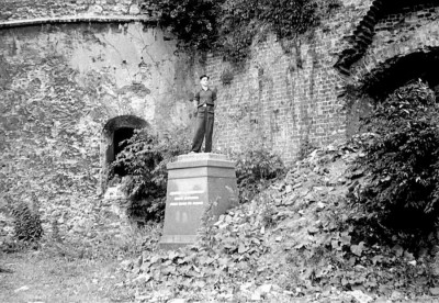 У останков памятника Герцогу Альбрехту.
