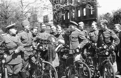 Немецкая девочка и группа советских офицеров и солдат.Кенигсберг Июнь 1945год.
