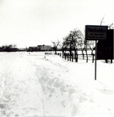 Neuhausen Kr. Samland, kurz vor dem Ort im Winter am Ortseingangsschild.PNG