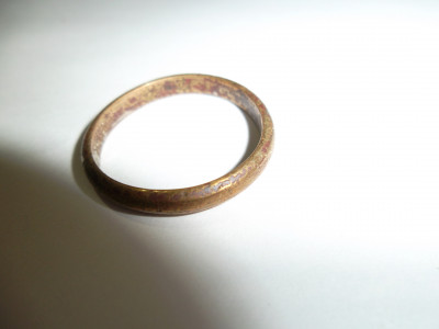 Нашёл на Бальге кольцо, не золото конечно, скорее латунь или бронза. На внутренней стороне колца буквы &quot;Vol...&quot; дальше стёрто. Изначально кольцо было.                 посеребрённым. Что за кольцо, кто может сказать?