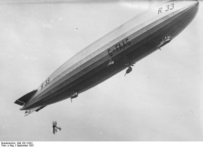 Bundesarchiv_Bild_102-12291,_Flugzeugmutterschiff_R_33.jpg