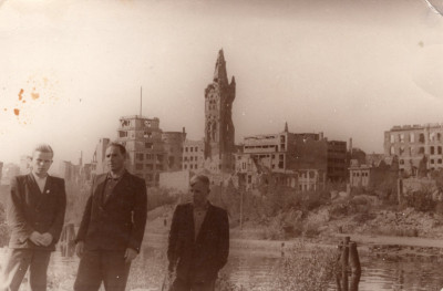 замок и рядом 1948.jpg